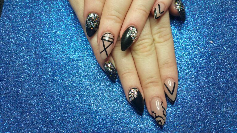 +178 Black Nail Designs That Will Make You Look Edgy