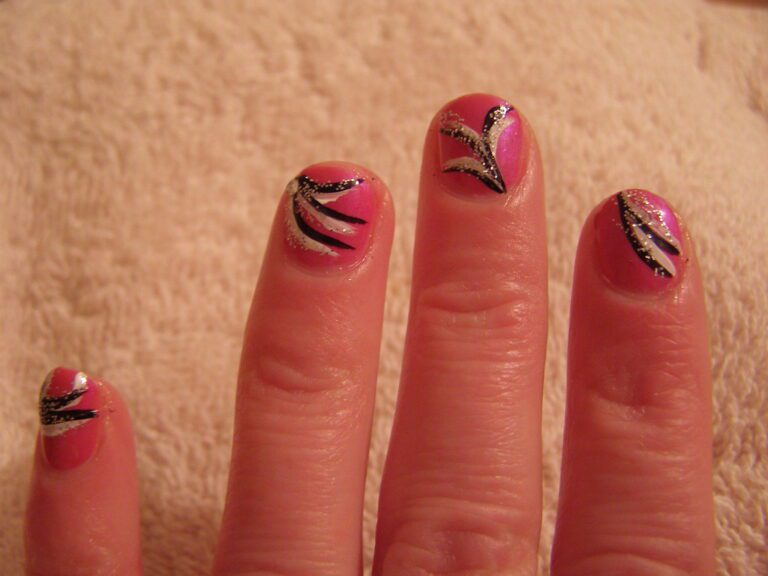 +187 Fine Line Nail Art That Will Blow Your Mind
