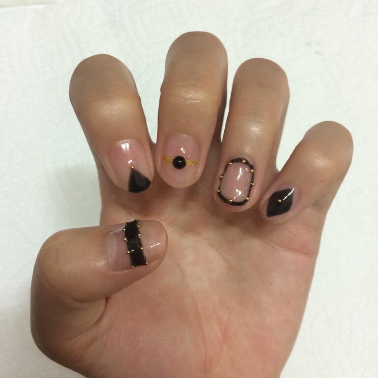 +97 Simple Black Nail Designs That Will Make You Look Chic